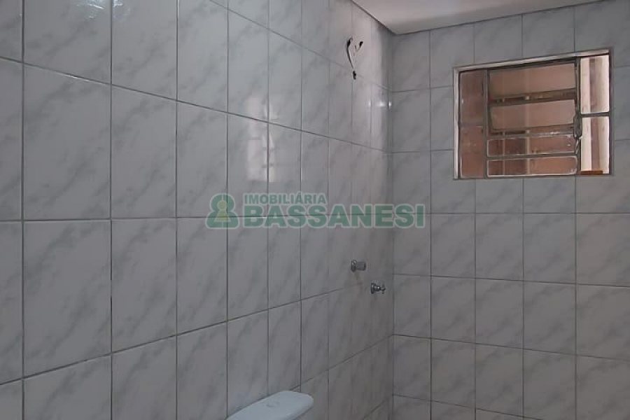 Loja com 460m², 2 vagas, no bairro Medianeira em Caxias do Sul para Alugar