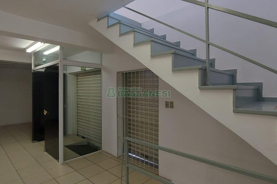 Loja com 460m², 2 vagas, no bairro Medianeira em Caxias do Sul para Alugar