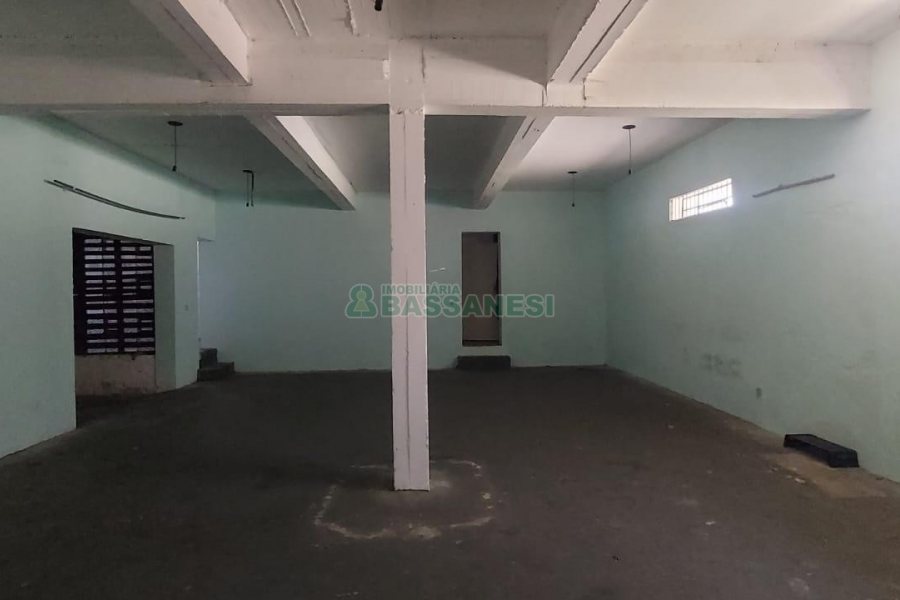 Loja com 460m², 2 vagas, no bairro Medianeira em Caxias do Sul para Alugar