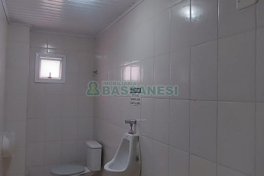 Loja com 460m², 2 vagas, no bairro Medianeira em Caxias do Sul para Alugar