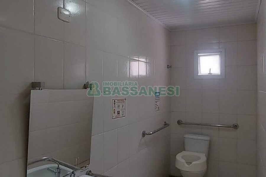 Loja com 460m², 2 vagas, no bairro Medianeira em Caxias do Sul para Alugar