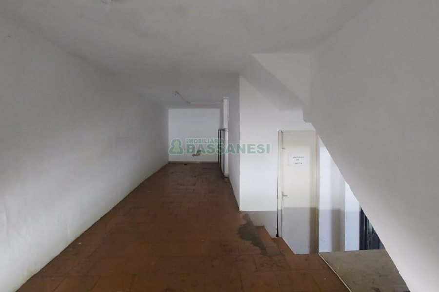 Loja com 460m², 2 vagas, no bairro Medianeira em Caxias do Sul para Alugar