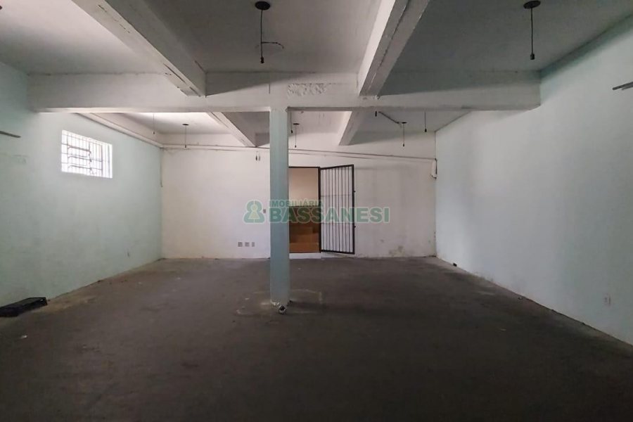 Loja com 460m², 2 vagas, no bairro Medianeira em Caxias do Sul para Alugar