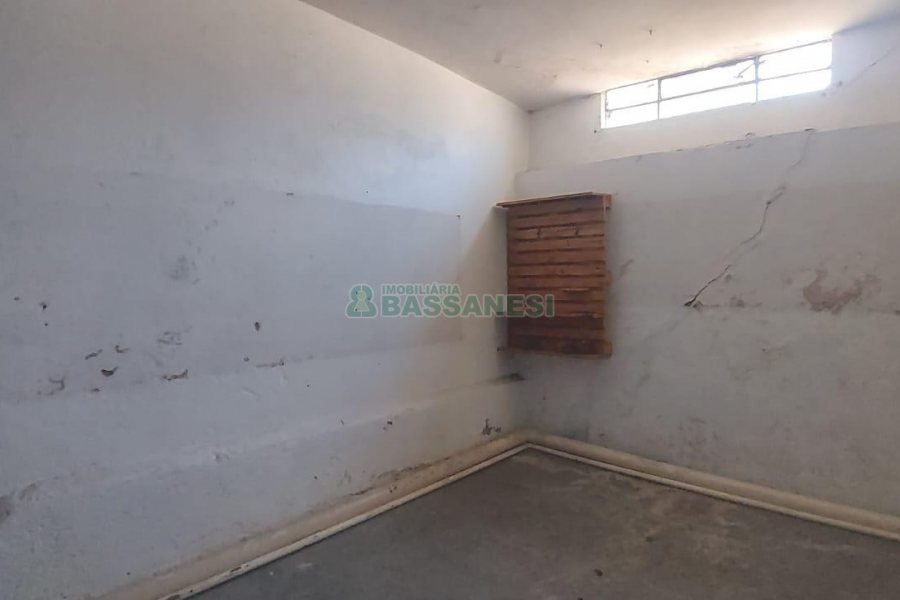 Loja com 460m², 2 vagas, no bairro Medianeira em Caxias do Sul para Alugar