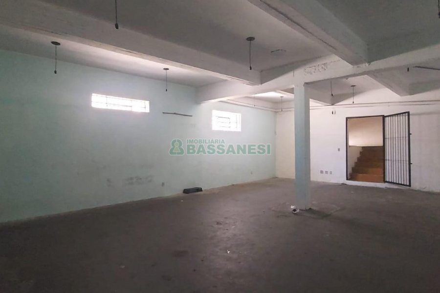 Loja com 460m², 2 vagas, no bairro Medianeira em Caxias do Sul para Alugar