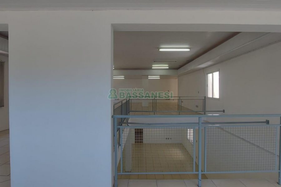 Loja com 460m², 2 vagas, no bairro Medianeira em Caxias do Sul para Alugar