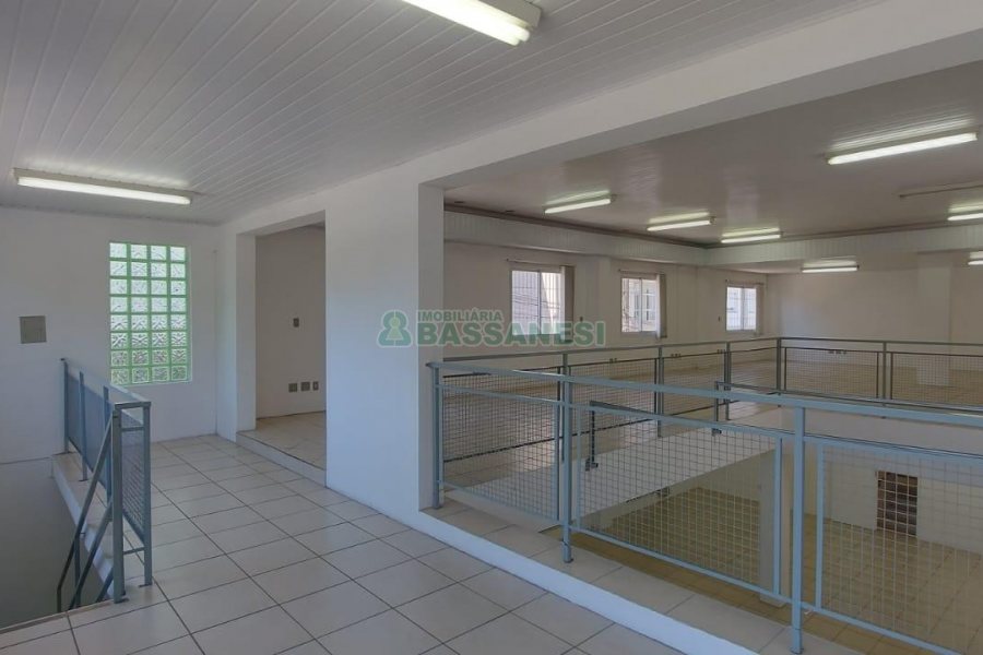 Loja com 460m², 2 vagas, no bairro Medianeira em Caxias do Sul para Alugar
