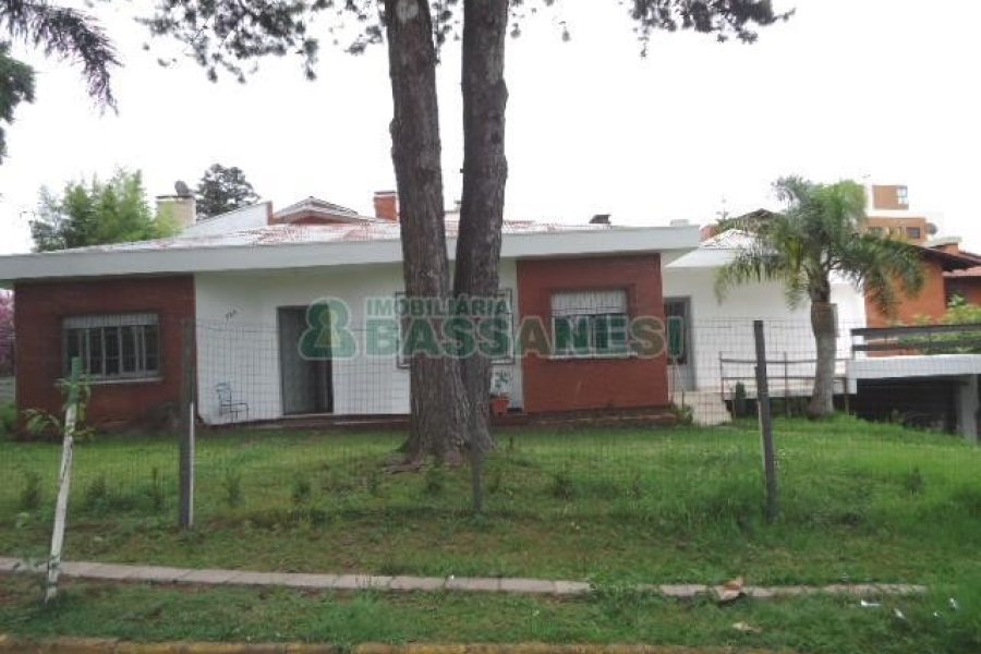 Casa com 240m², 3 dormitórios, 1 vaga, no bairro Cinqüentenário em Caxias do Sul para Comprar