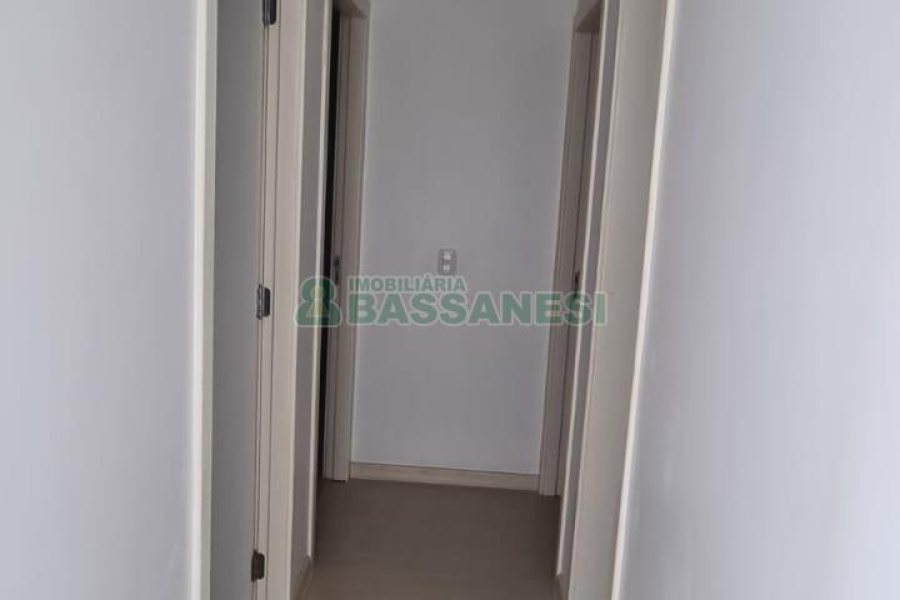 Apartamento com 77m², 3 dormitórios, 2 vagas, no bairro Pio X em Caxias do Sul para Comprar