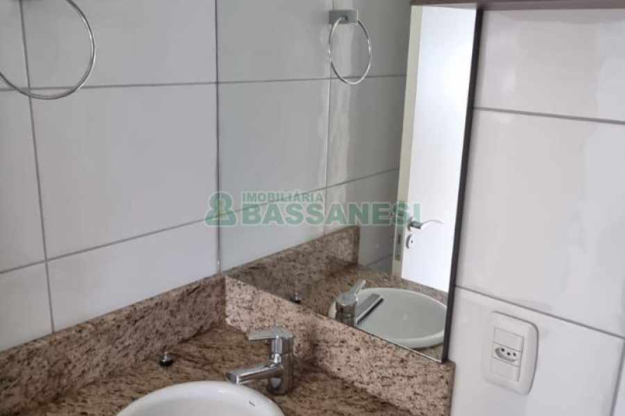 Apartamento com 77m², 3 dormitórios, 2 vagas, no bairro Pio X em Caxias do Sul para Comprar