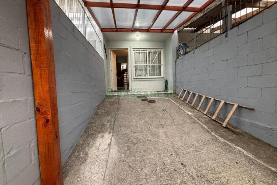 Sobrado com 57m², 2 dormitórios, 1 vaga, no bairro Vinhedos em Caxias do Sul para Alugar