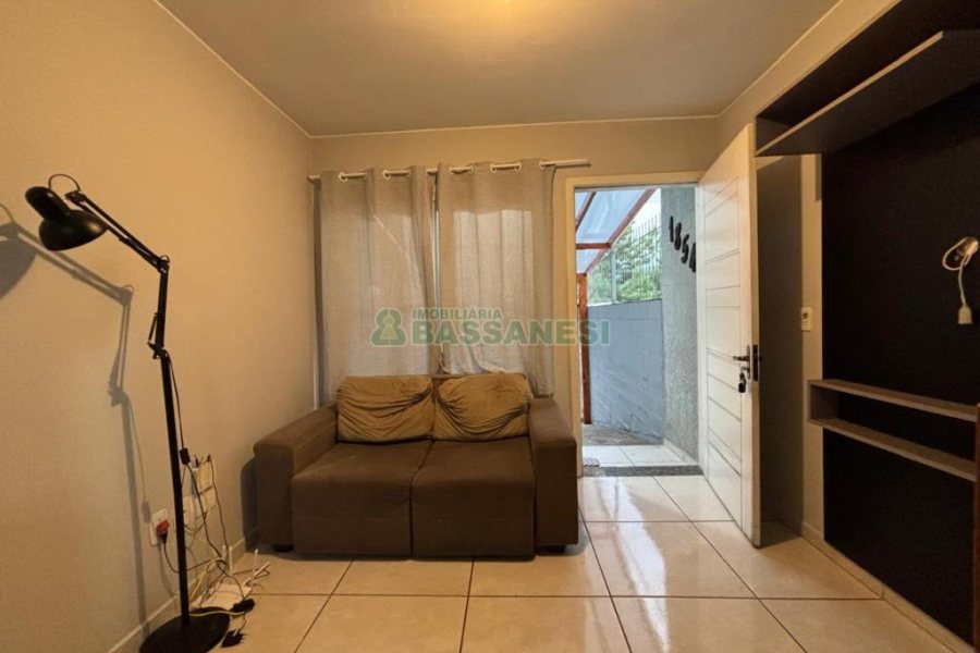 Sobrado com 57m², 2 dormitórios, 1 vaga, no bairro Vinhedos em Caxias do Sul para Alugar