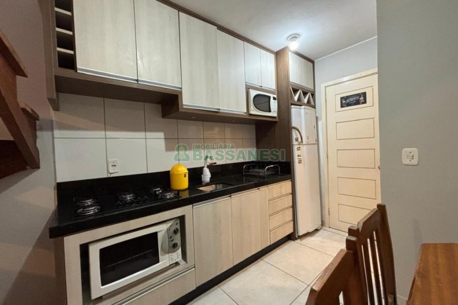 Sobrado com 57m², 2 dormitórios, 1 vaga, no bairro Vinhedos em Caxias do Sul para Alugar