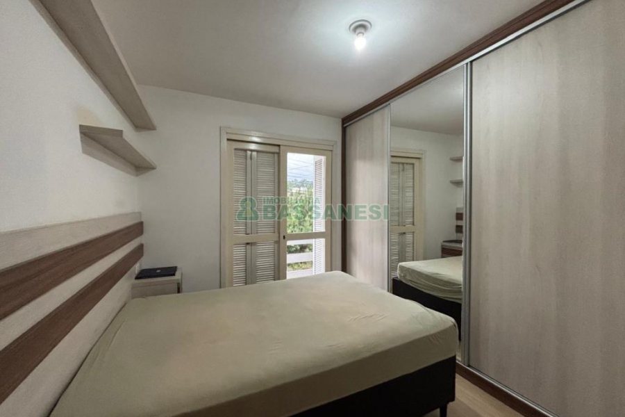 Sobrado com 57m², 2 dormitórios, 1 vaga, no bairro Vinhedos em Caxias do Sul para Alugar