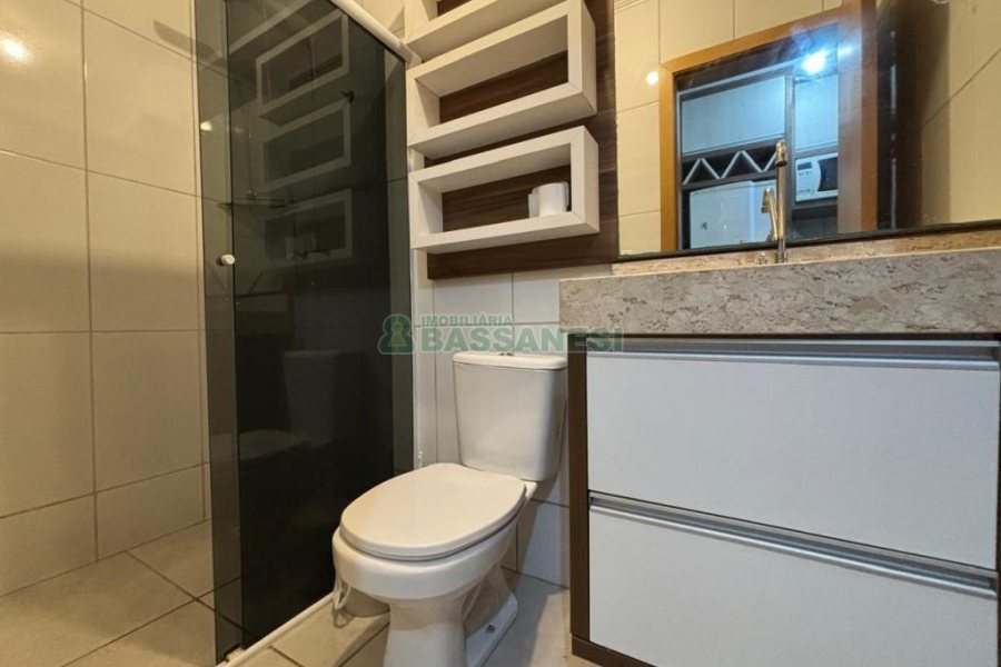 Sobrado com 57m², 2 dormitórios, 1 vaga, no bairro Vinhedos em Caxias do Sul para Alugar