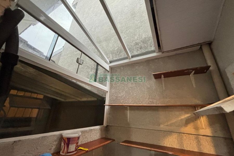 Sobrado com 57m², 2 dormitórios, 1 vaga, no bairro Vinhedos em Caxias do Sul para Alugar