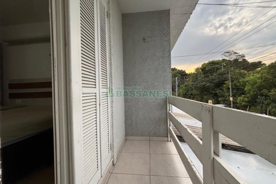 Sobrado com 57m², 2 dormitórios, 1 vaga, no bairro Vinhedos em Caxias do Sul para Alugar