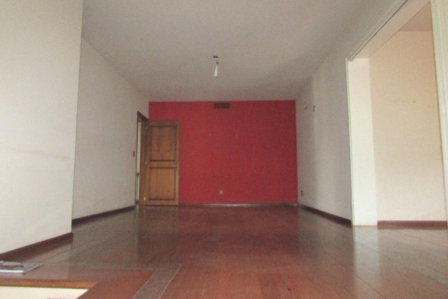 Casa com 238m², 4 dormitórios, 3 vagas, no bairro Sagrada Família em Caxias do Sul para Comprar