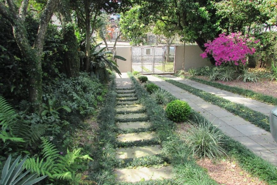 Casa com 238m², 4 dormitórios, 3 vagas, no bairro Sagrada Família em Caxias do Sul para Comprar