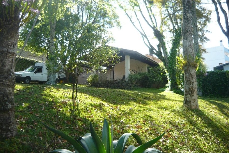 Casa com 238m², 4 dormitórios, 3 vagas, no bairro Sagrada Família em Caxias do Sul para Comprar