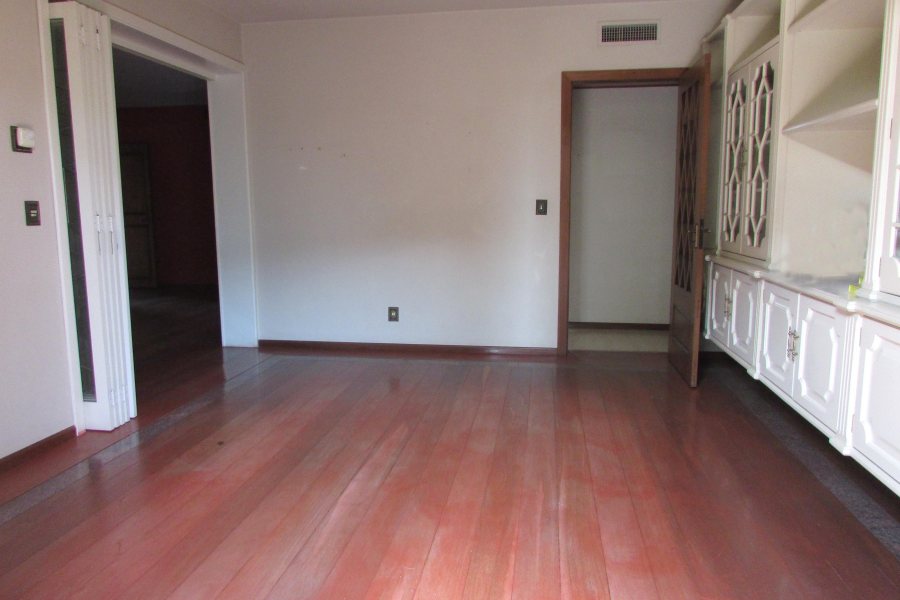 Casa com 238m², 4 dormitórios, 3 vagas, no bairro Sagrada Família em Caxias do Sul para Comprar