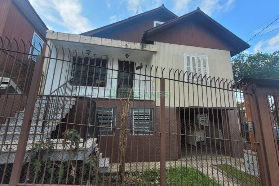Casa com 150m², 3 dormitórios, 3 vagas, no bairro Panazzolo em Caxias do Sul para Alugar