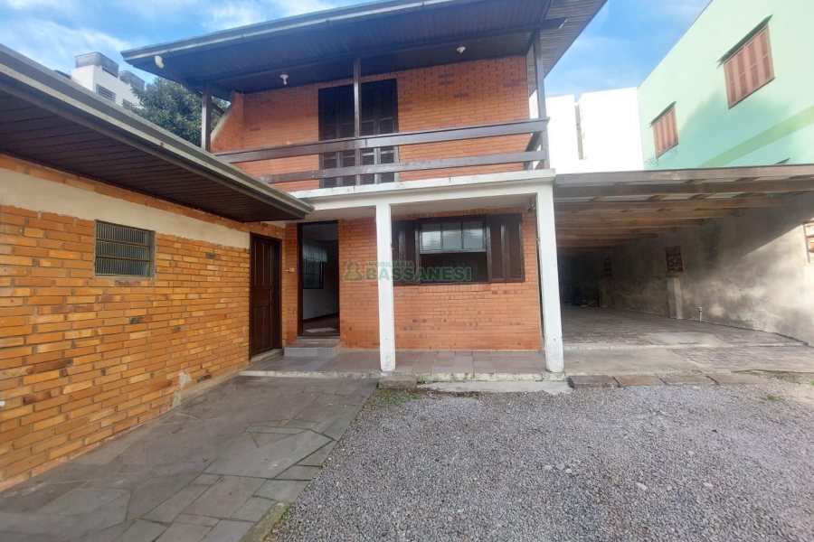 Casa com 90m², 3 dormitórios, 2 vagas, no bairro Interlagos em Caxias do Sul para Alugar