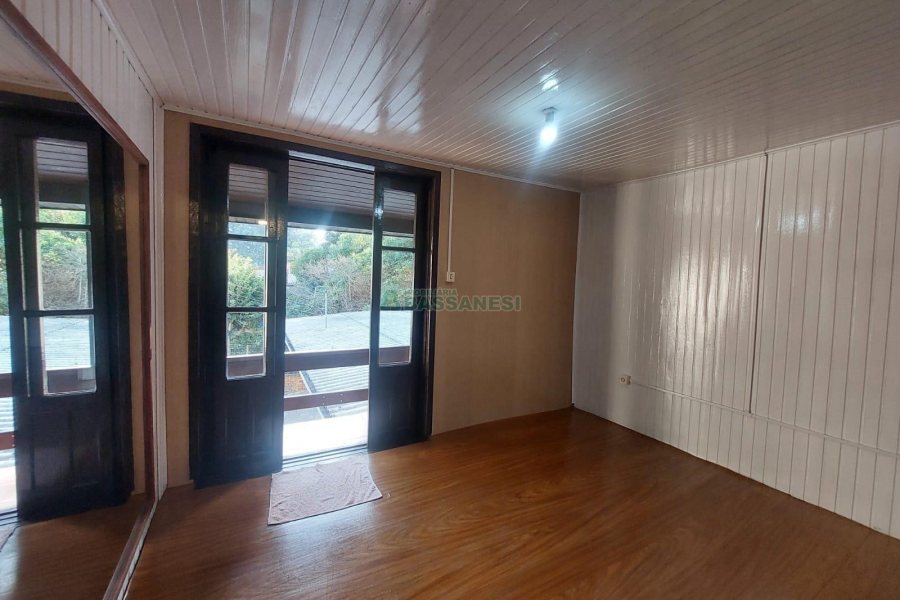 Casa com 90m², 3 dormitórios, 2 vagas, no bairro Interlagos em Caxias do Sul para Alugar