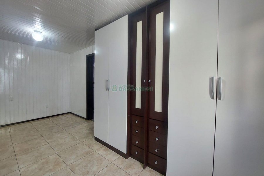 Casa com 90m², 3 dormitórios, 2 vagas, no bairro Interlagos em Caxias do Sul para Alugar
