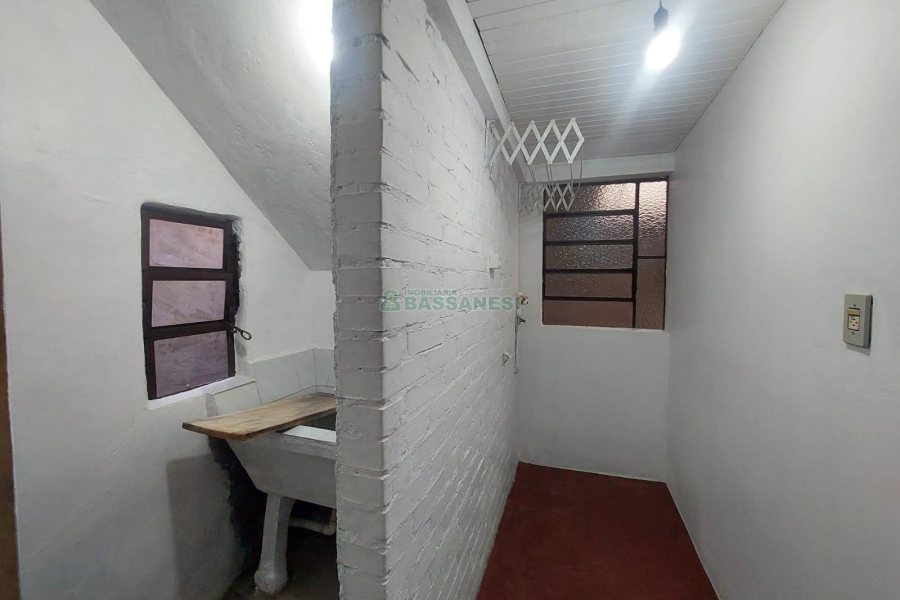 Casa com 90m², 3 dormitórios, 2 vagas, no bairro Interlagos em Caxias do Sul para Alugar