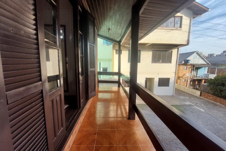 Casa com 90m², 3 dormitórios, 2 vagas, no bairro Interlagos em Caxias do Sul para Alugar
