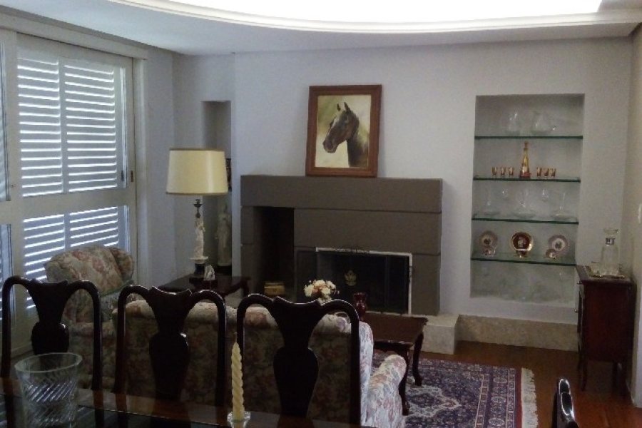 Casa com 312m², 3 dormitórios, 3 vagas, no bairro Petrópolis em Caxias do Sul para Comprar