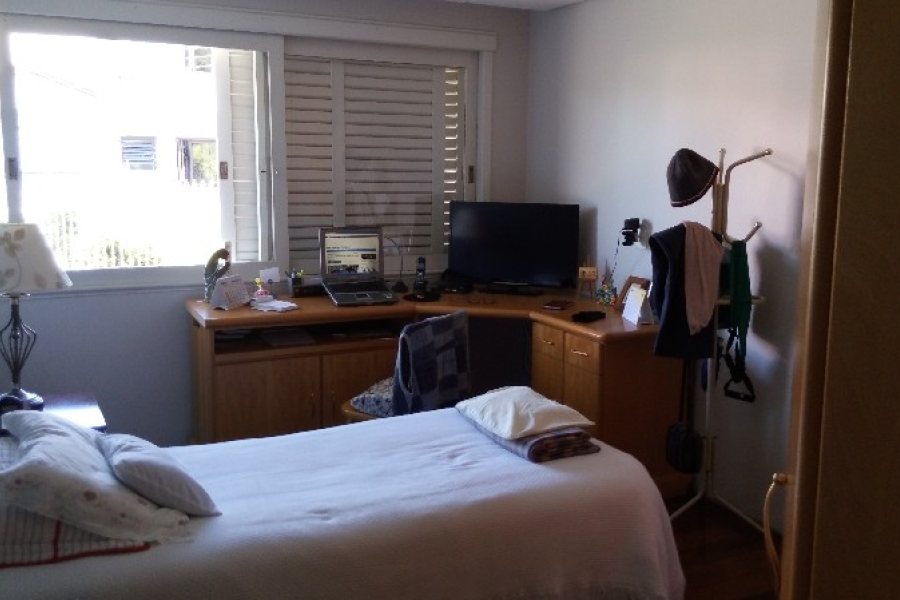 Casa com 312m², 3 dormitórios, 3 vagas, no bairro Petrópolis em Caxias do Sul para Comprar