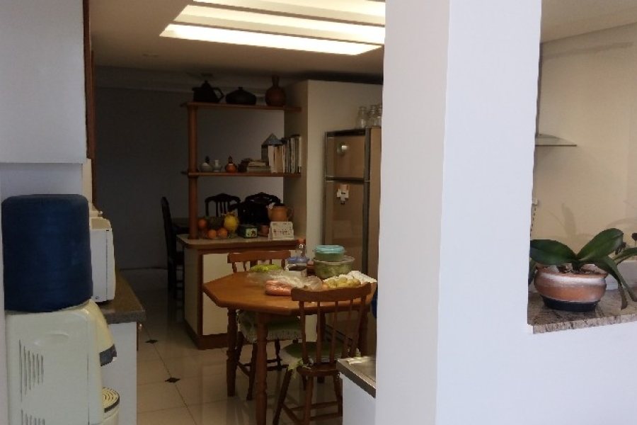 Casa com 312m², 3 dormitórios, 3 vagas, no bairro Petrópolis em Caxias do Sul para Comprar