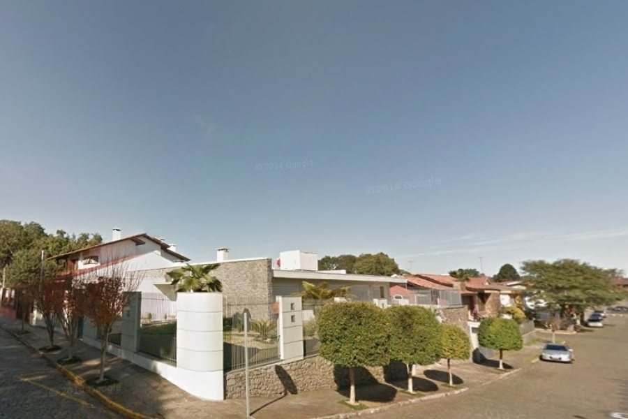 Casa com 312m², 3 dormitórios, 3 vagas, no bairro Petrópolis em Caxias do Sul para Comprar