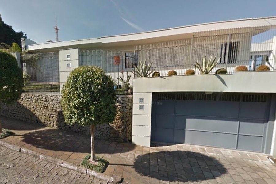Casa com 312m², 3 dormitórios, 3 vagas, no bairro Petrópolis em Caxias do Sul para Comprar