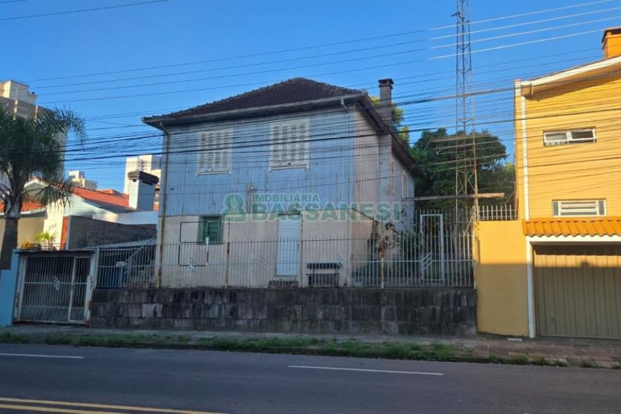 Casa com 450m², 3 dormitórios, 1 vaga, no bairro Panazzolo em Caxias do Sul para Comprar