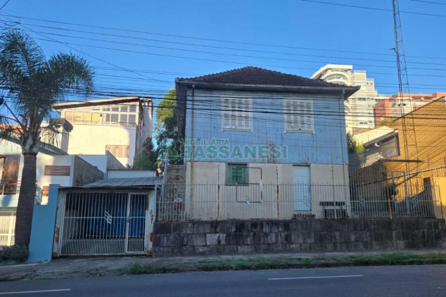 Casa com 450m², 3 dormitórios, 1 vaga, no bairro Panazzolo em Caxias do Sul para Comprar