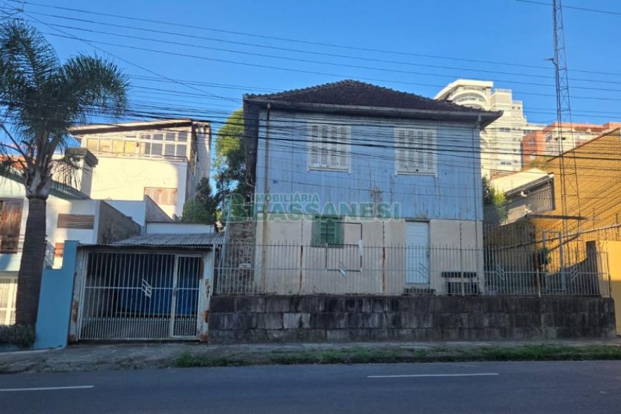 Casa com 450m², 3 dormitórios, 1 vaga, no bairro Panazzolo em Caxias do Sul para Comprar