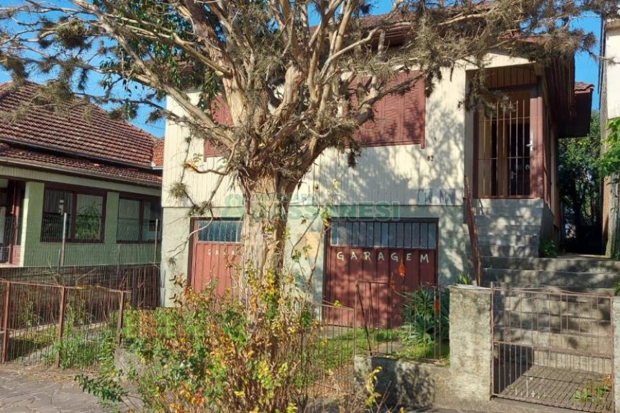 Casa com 330m², 3 dormitórios, 2 vagas, no bairro Rio Branco em Caxias do Sul para Comprar