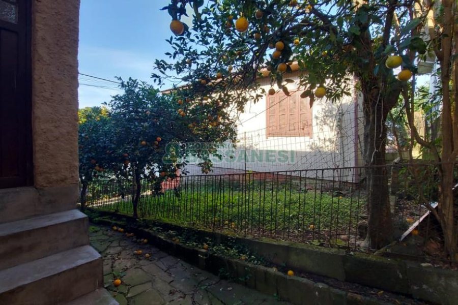 Casa com 330m², 3 dormitórios, 2 vagas, no bairro Rio Branco em Caxias do Sul para Comprar