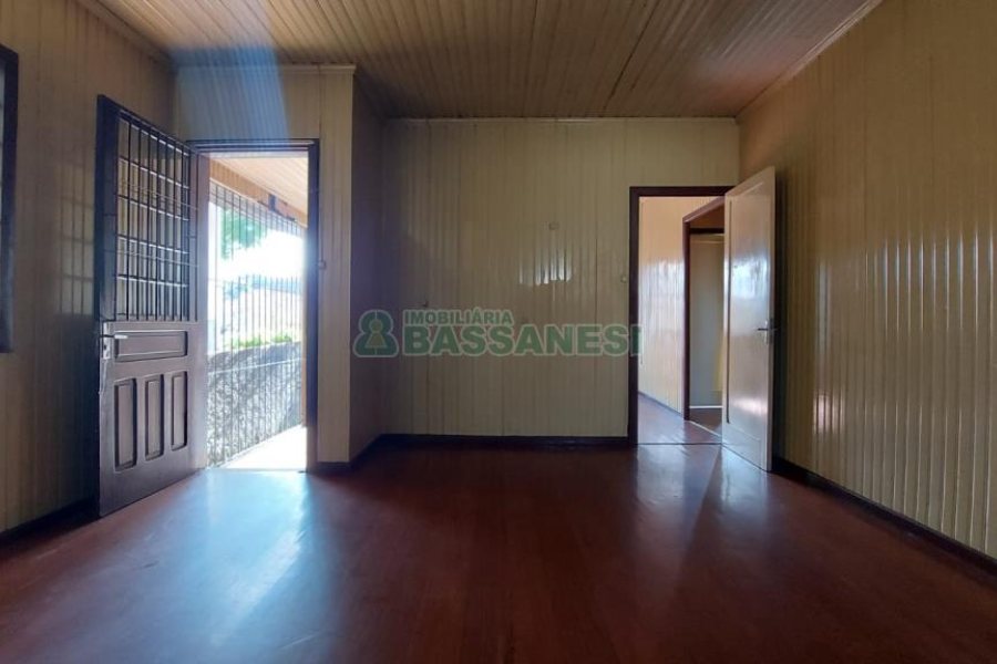 Casa com 330m², 3 dormitórios, 2 vagas, no bairro Rio Branco em Caxias do Sul para Comprar
