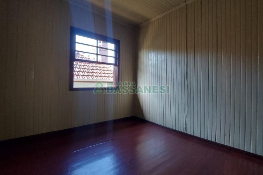 Casa com 330m², 3 dormitórios, 2 vagas, no bairro Rio Branco em Caxias do Sul para Comprar