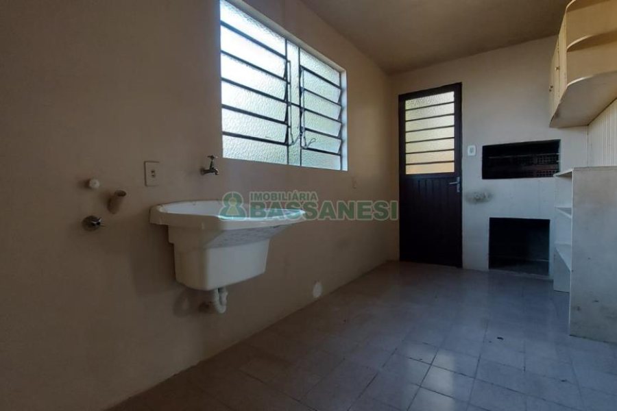 Casa com 330m², 3 dormitórios, 2 vagas, no bairro Rio Branco em Caxias do Sul para Comprar