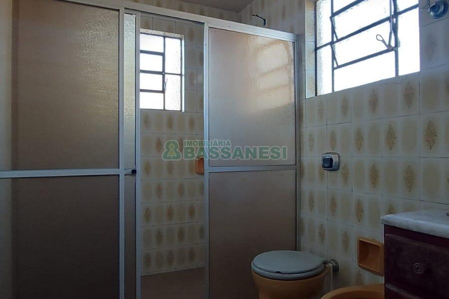 Casa com 330m², 3 dormitórios, 2 vagas, no bairro Rio Branco em Caxias do Sul para Comprar