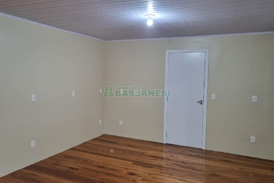 Casa com 103m², 5 dormitórios, 1 vaga, no bairro Cidade Nova em Caxias do Sul para Comprar