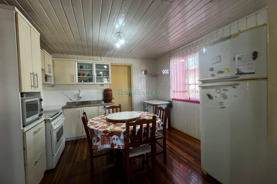 Casa com 194m², 6 dormitórios, 1 vaga, no bairro São Caetano em Caxias do Sul para Alugar ou Comprar