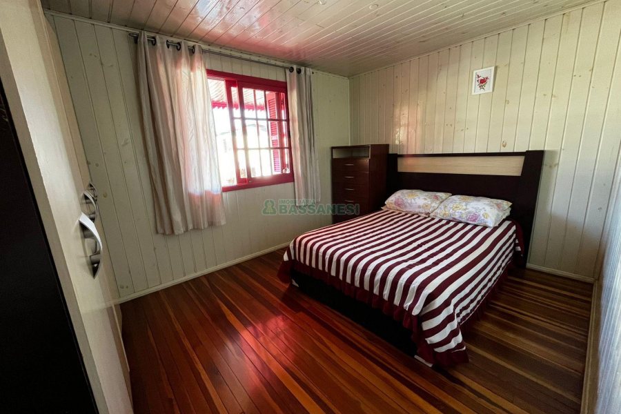 Casa com 194m², 6 dormitórios, 1 vaga, no bairro São Caetano em Caxias do Sul para Alugar ou Comprar