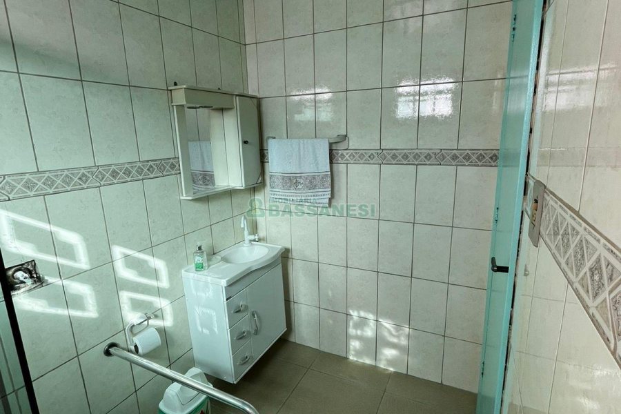 Casa com 194m², 6 dormitórios, 1 vaga, no bairro São Caetano em Caxias do Sul para Alugar ou Comprar