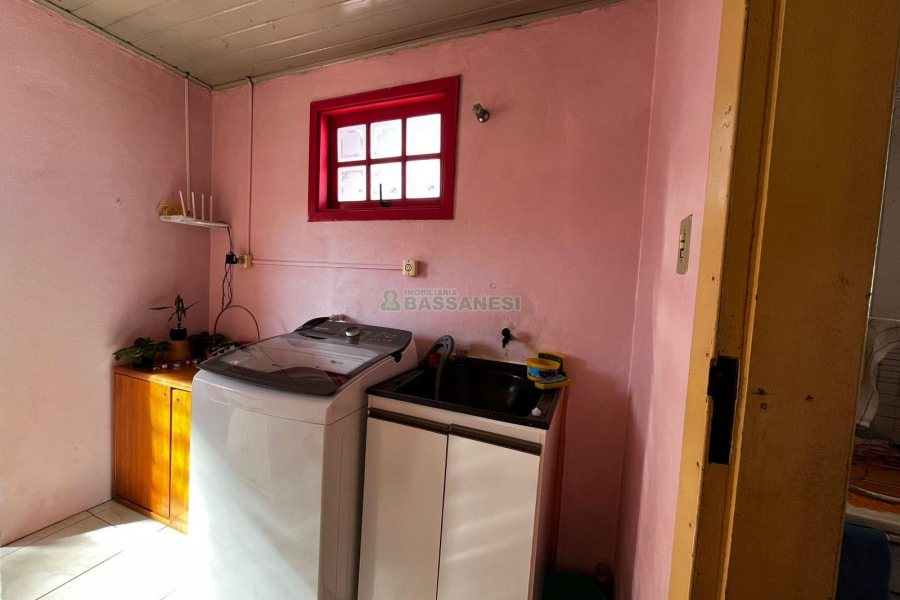 Casa com 194m², 6 dormitórios, 1 vaga, no bairro São Caetano em Caxias do Sul para Alugar ou Comprar